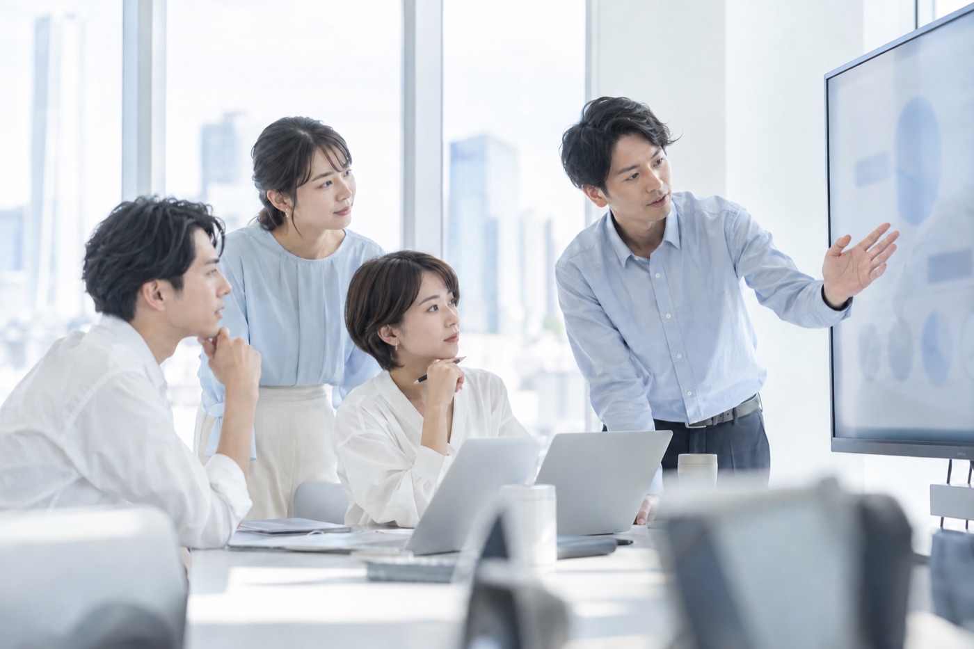画面を囲んで議論するチーム
