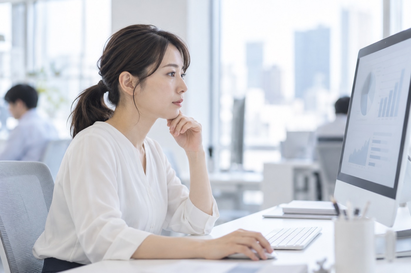 画面の数値を確認する担当者