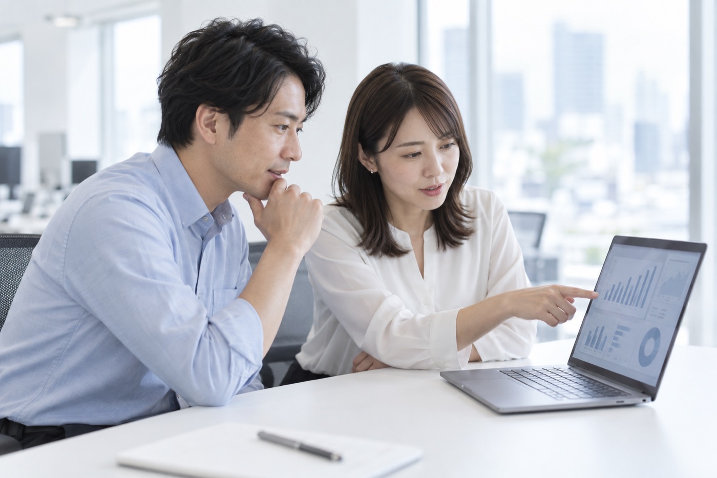 検索・広告の数値を見ながら話す二人